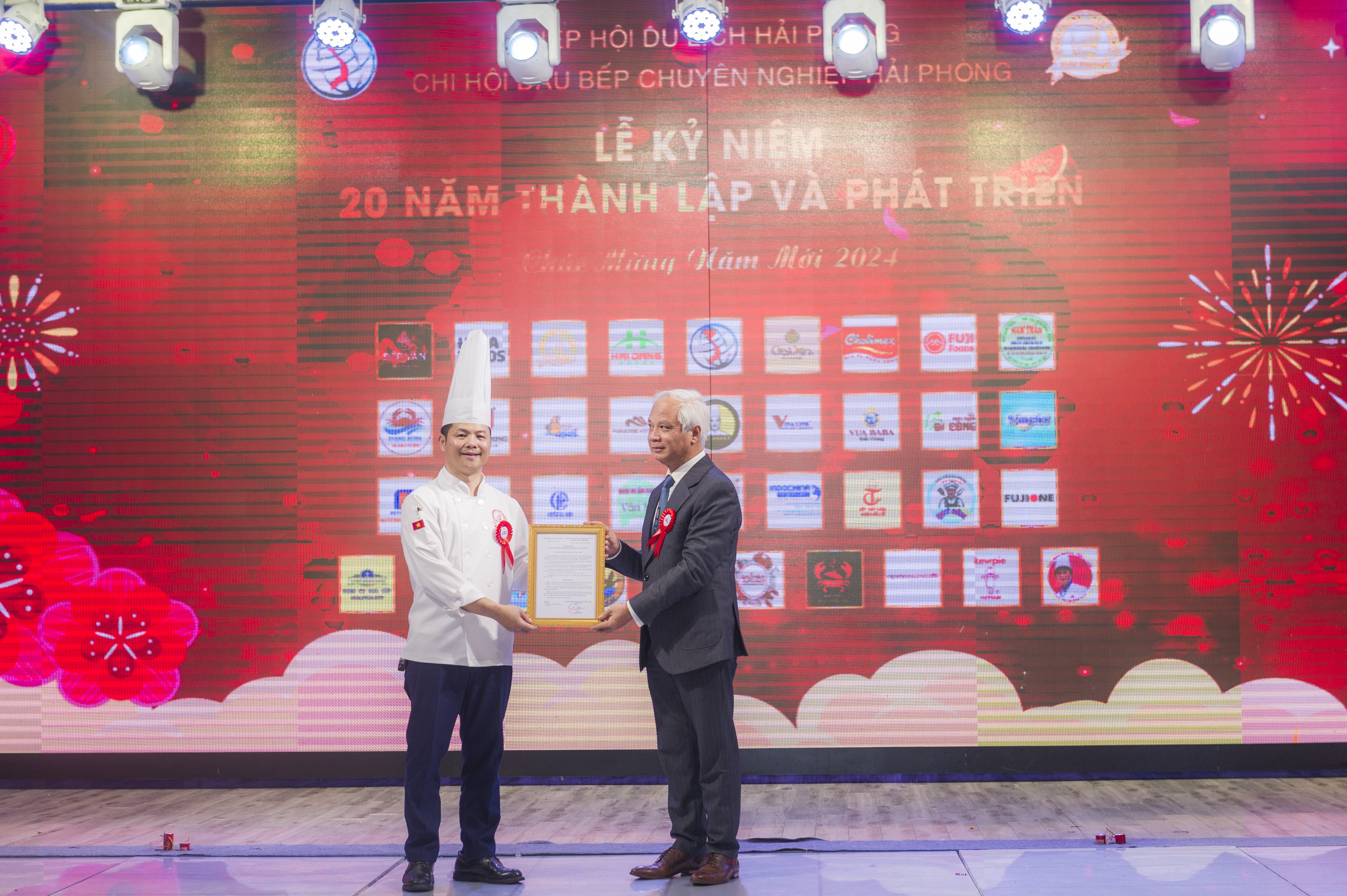 Ông Nguyễn Thế Toàn, Trưởng ban Đào tạo, Hiệp hội Du lịch Việt Nam trao chứng nhận của VCF cho ông Đỗ Ngọc Công - Chủ tịch Hội Đầu bếp chuyên nghiệp Hải Phòng