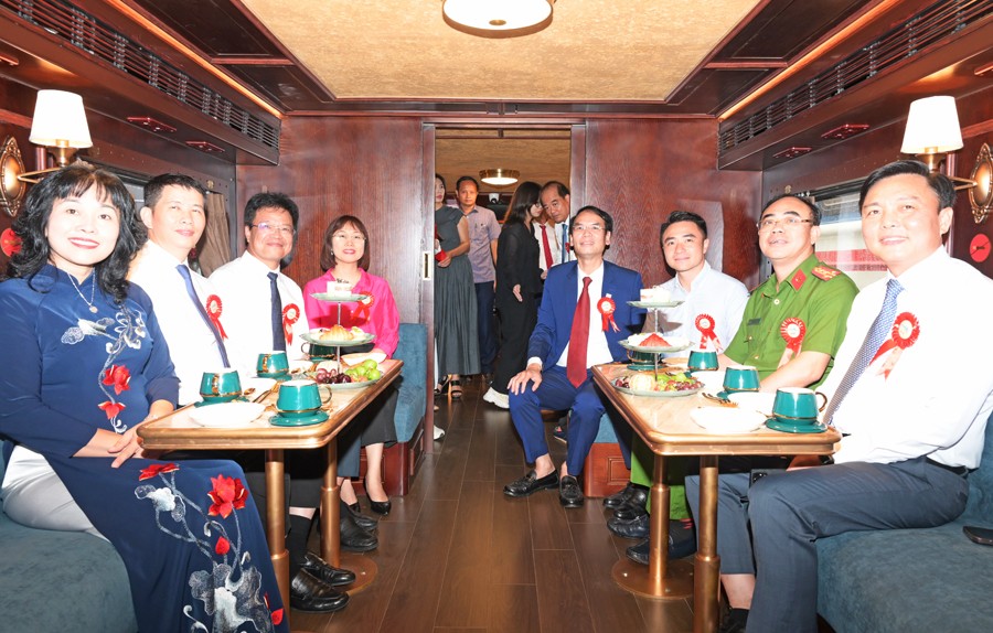 Phó Cục trưởng Cục Du lịch Quốc gia Việt Nam Nguyễn Thị Hoa Mai trải nghiệm Đoàn tàu du lịch 5 Cửa Ô.