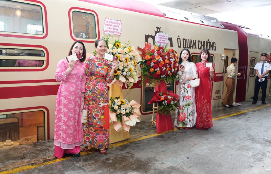 Du khách check-in Đoàn tàu du lịch 5 Cửa Ô. 