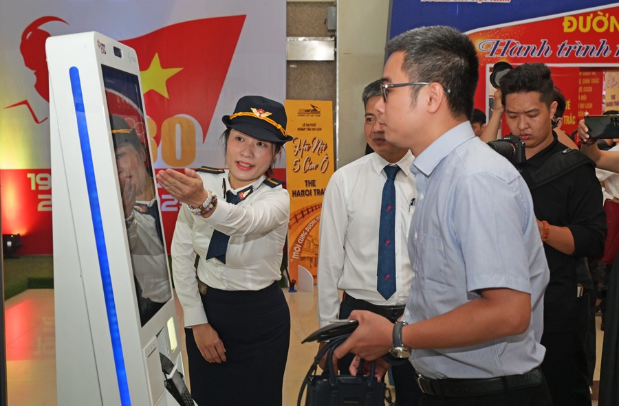 Nhân viên VNR hướng dẫn du khách check-in Hệ thống kiểm soát vé bằng công nghệ sinh trắc.