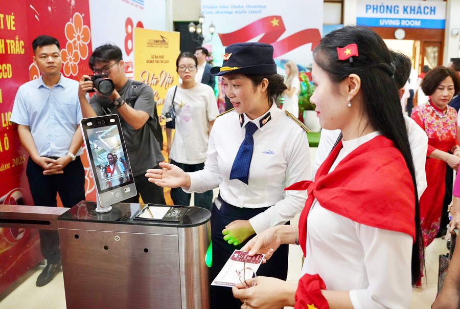 Du khách trải nghiệm Hệ thống kiểm soát vé bằng công nghệ sinh trắc.