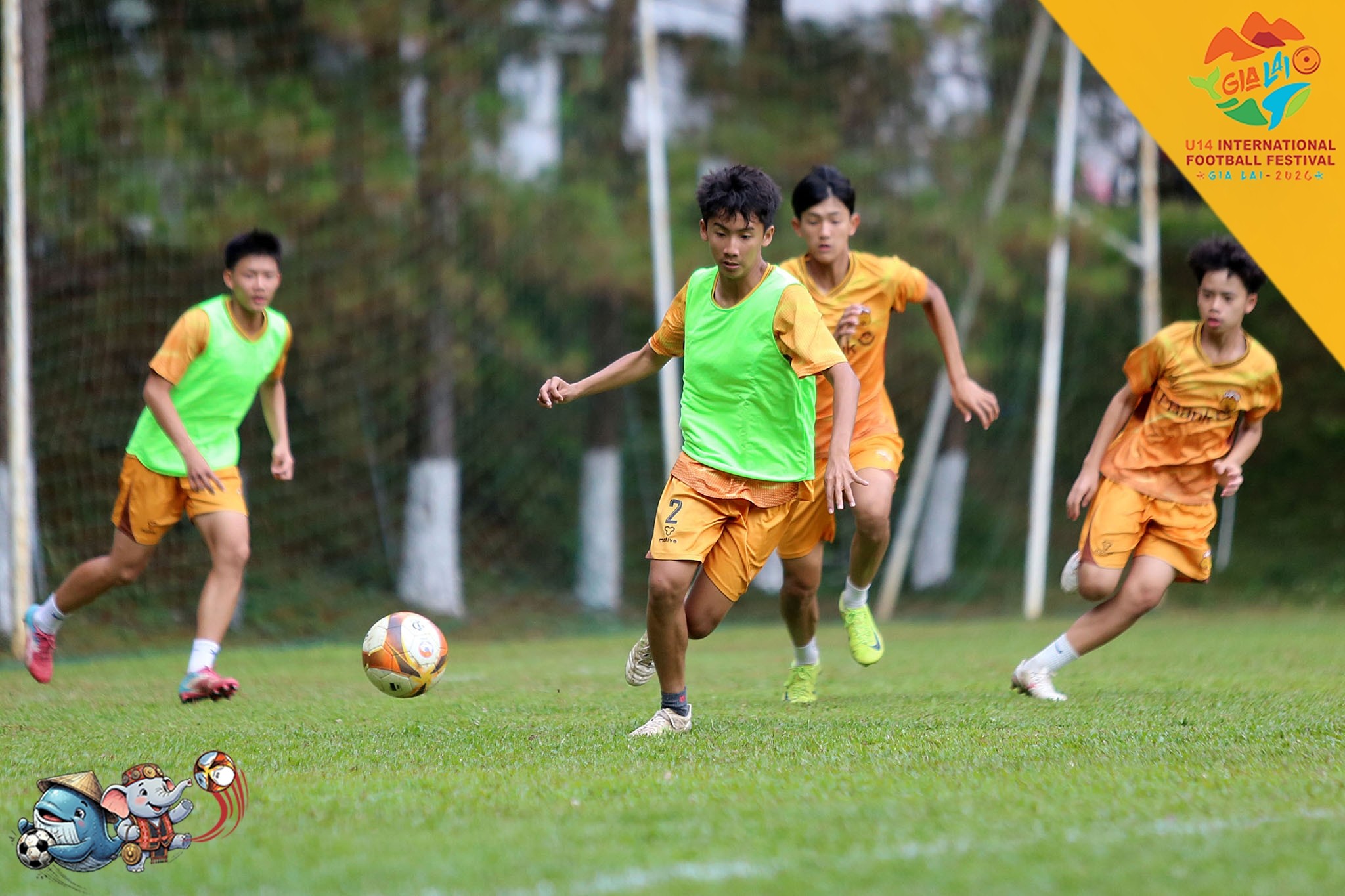 Các cầu thủ U14 đội LPBank Hoàng Anh Gia Lai luyện tập trước thềm giải đấu