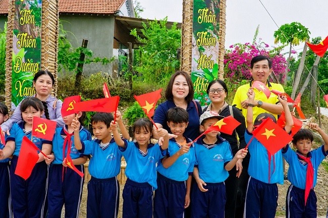 Cán bộ, người dân và học sinh chào đón du khách đến với "Điểm hẹn Canh Tiến".