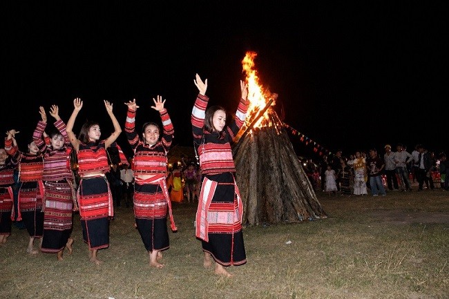 Đồng bào Canh Tiến với những điệu múa truyền thống nối vòng tay lớn cùng du khách bên lửa trại.
