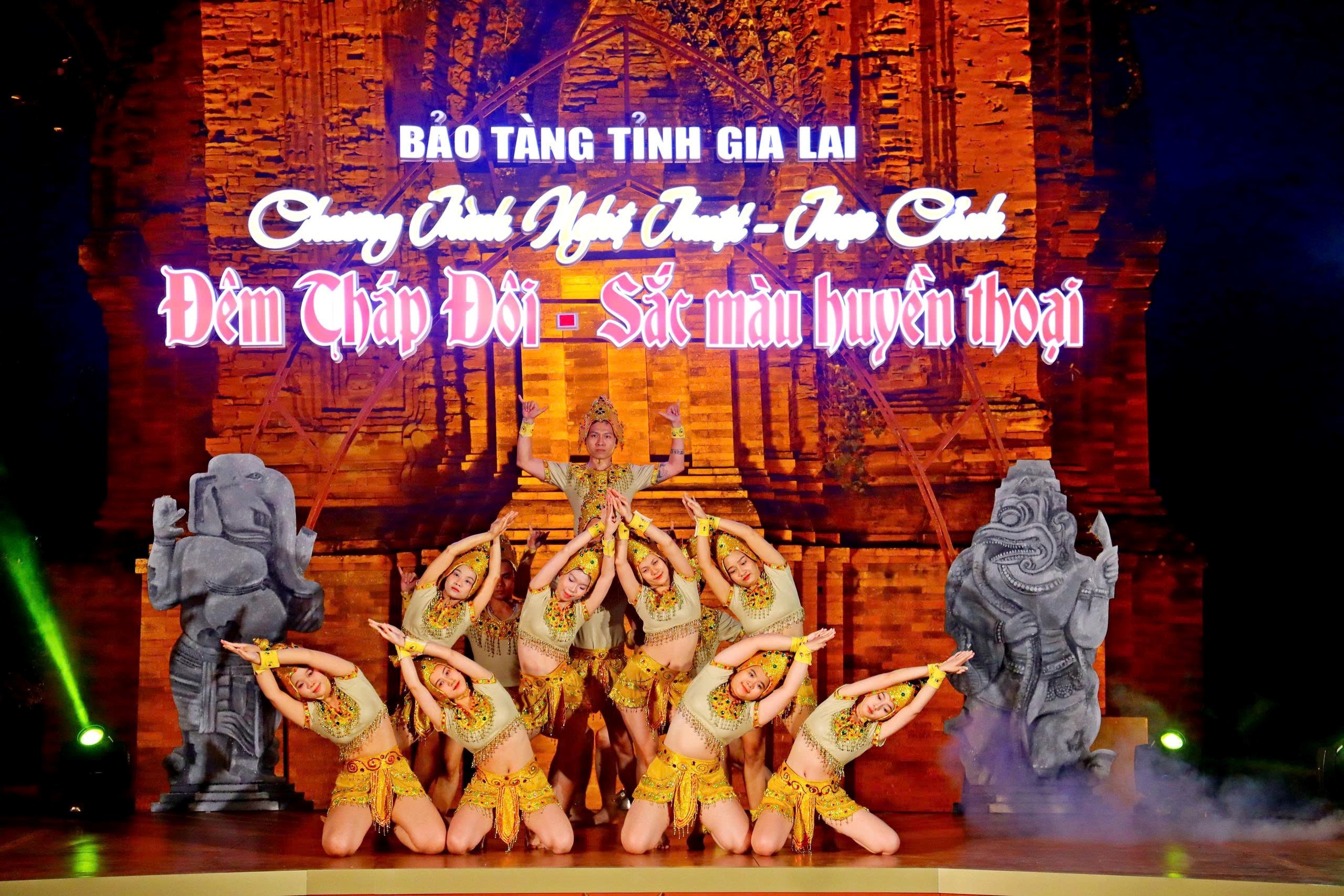 Múa Chăm cung đình tại Tháp Đôi.  ​