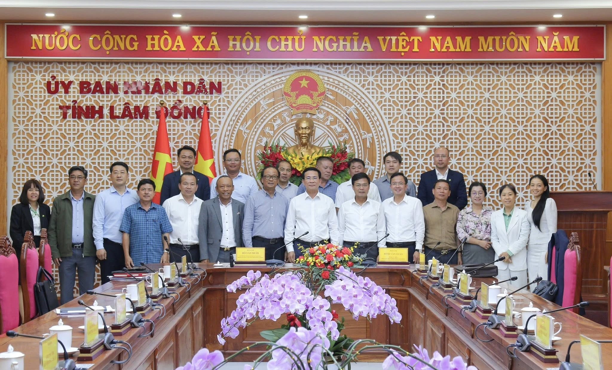 Các đại biểu chụp ảnh kỷ niệm cùng lãnh đạo UBND tỉnh Lâm Đồng