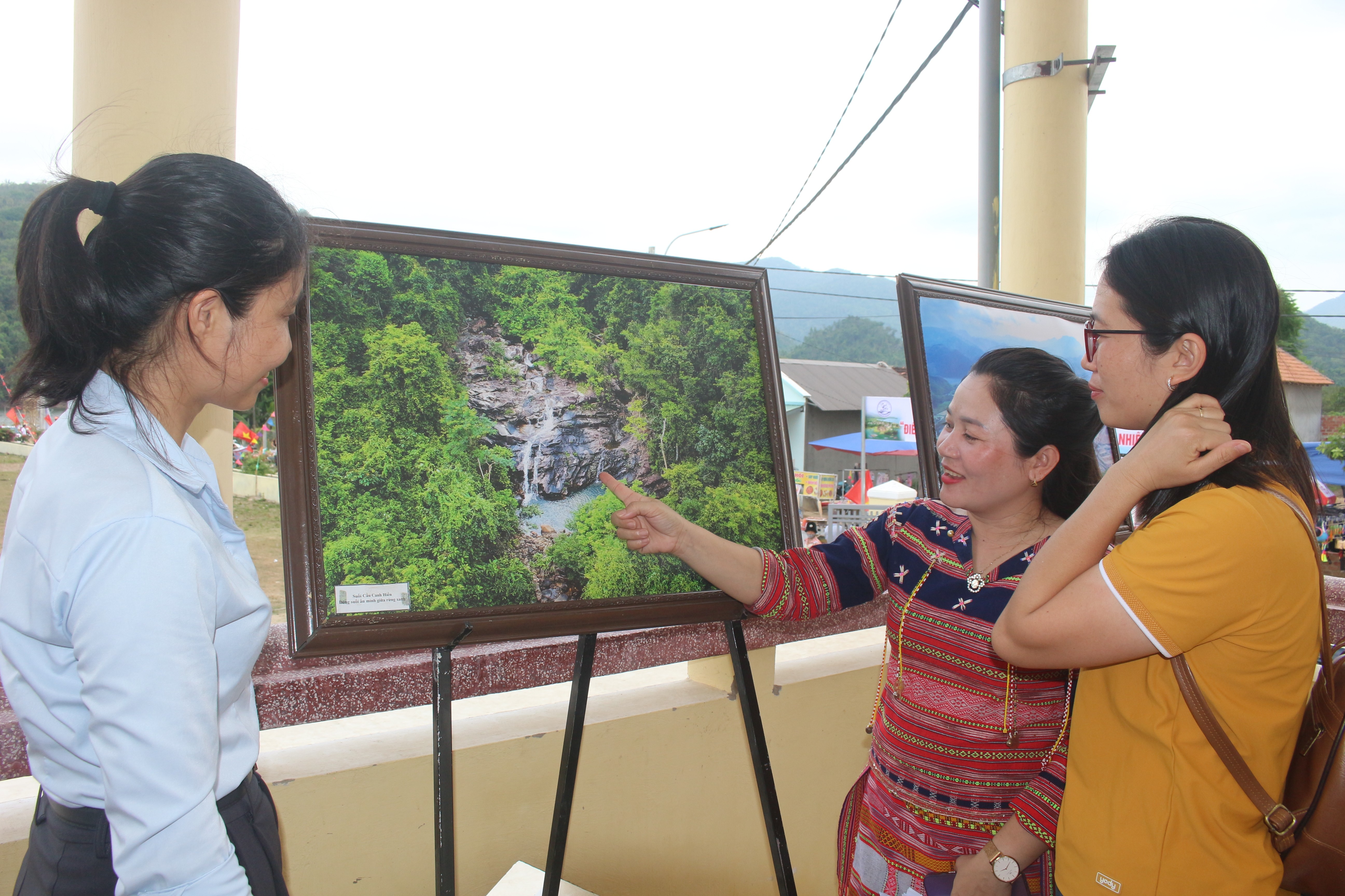 Người dân làng Canh Tiến tự hào giới thiệu về danh lam thắng cảnh quê hương mình 