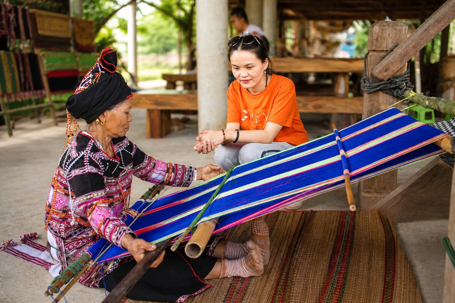 Nghệ nhân dệt thổ cẩm Đinh Thị Nga gọi con đường mới mở phá thế biệt lập cho làng là lịch sử 