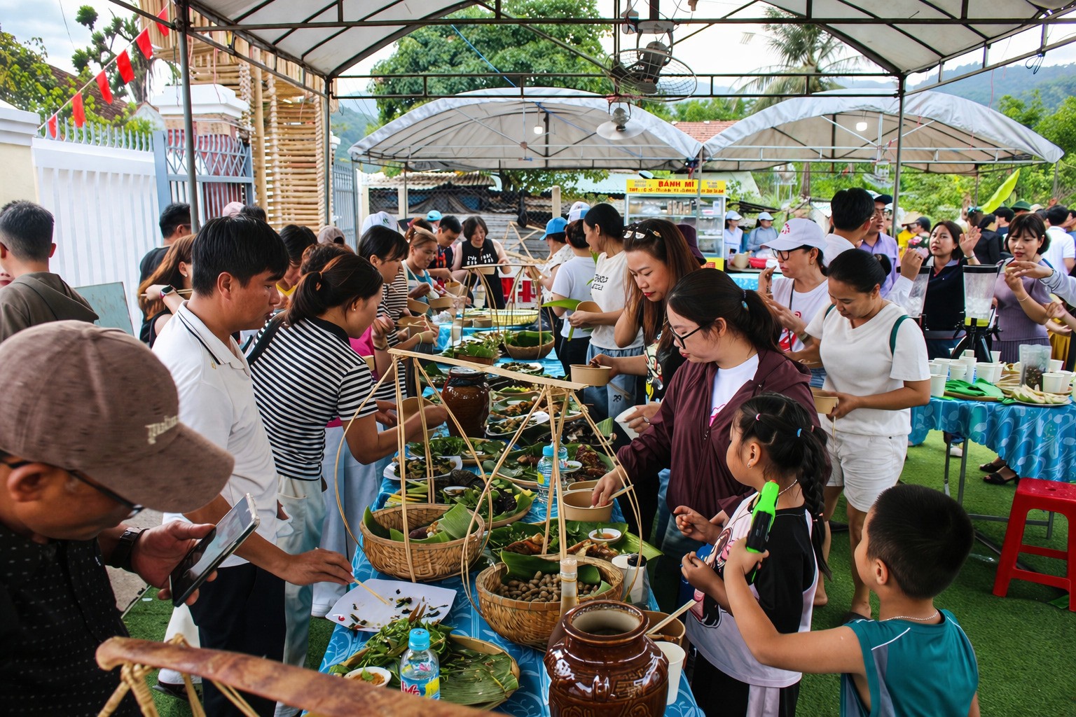Cán bộ và người dân Canh Tiến đã chung tay chế biến những món ẩm thực đặc trưng của địa phương để thiết đãi du khách.