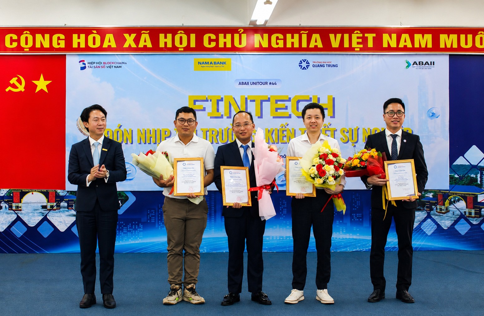 Ông Phạm Công Tuấn Hạ - Thành viên Hội đồng trường, Trưởng ban Ban Quản trị chiến lược Trường Đại học Quang Trung, tặng hoa và trao thư cảm ơn cho các diễn giả.