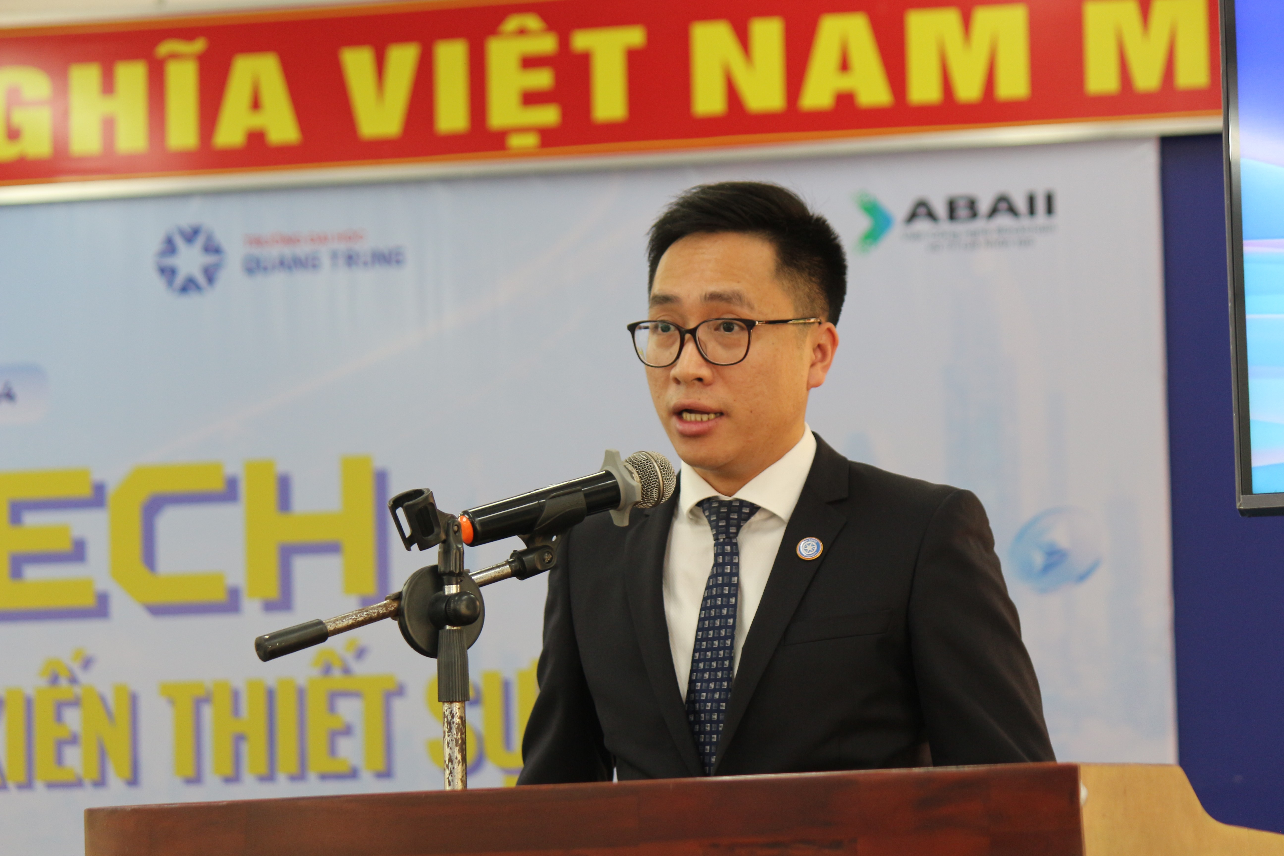 TS Tô Bá Lâm - Hiệu trưởng Trường Đại học Quang Trung phát biểu khai mạc hội thảo.