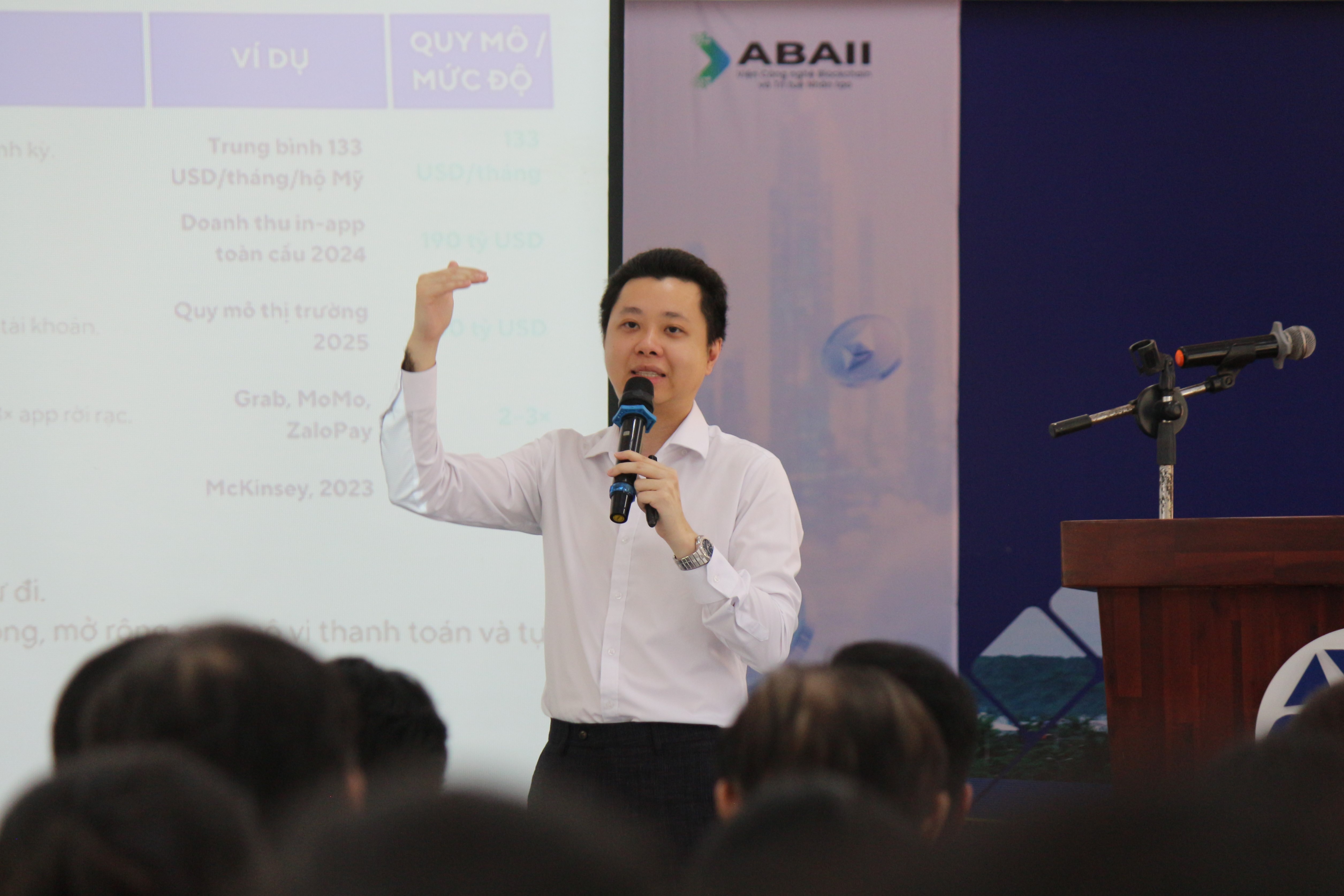 Chuyên gia Trần Huyền Dinh - Chủ nhiệm Uỷ ban Ứng dụng Fintech (VBA), chia sẻ tại hội thảo.