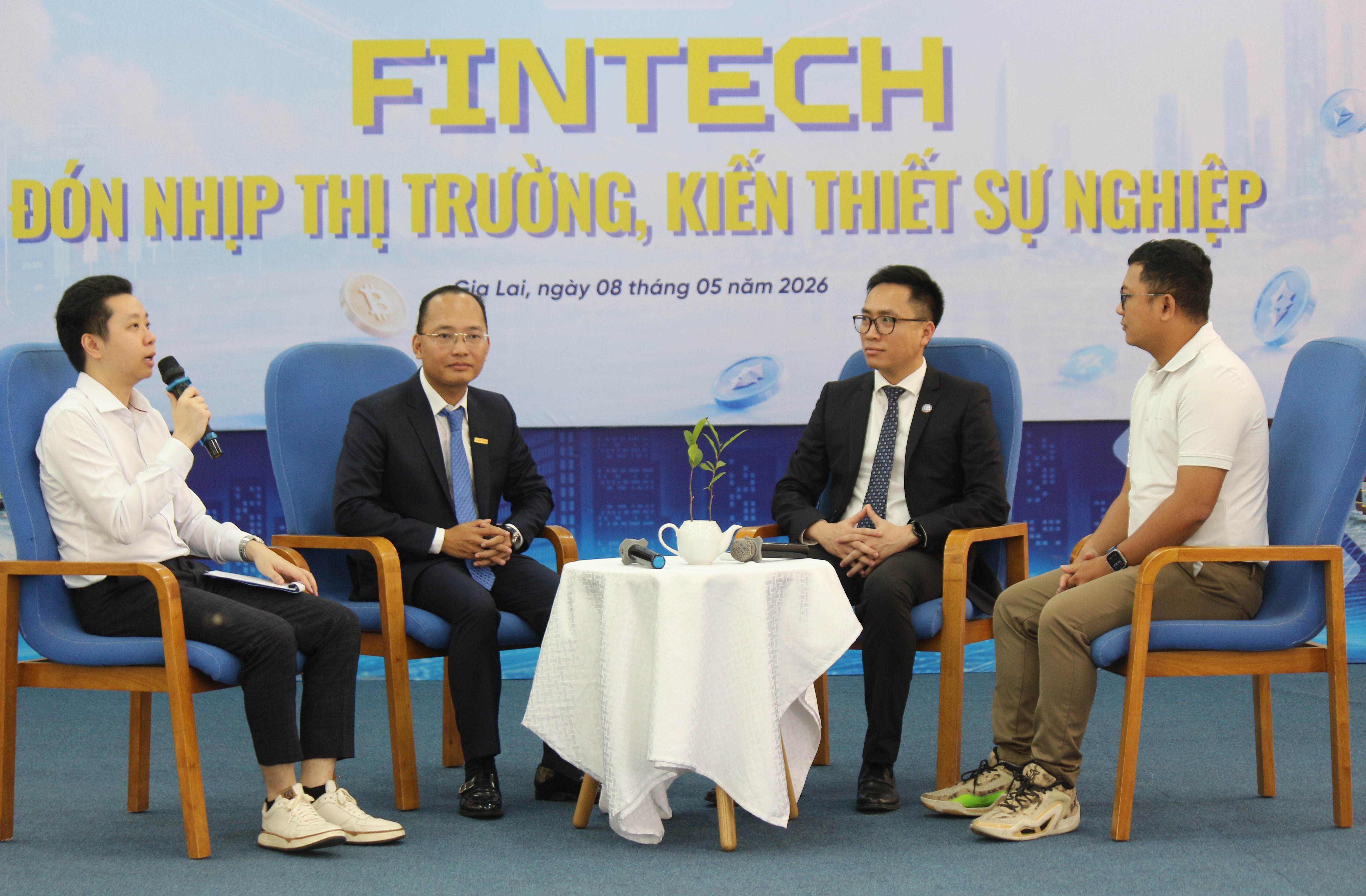 Các diễn giả trao đổi thêm thông tin với sinh viên 