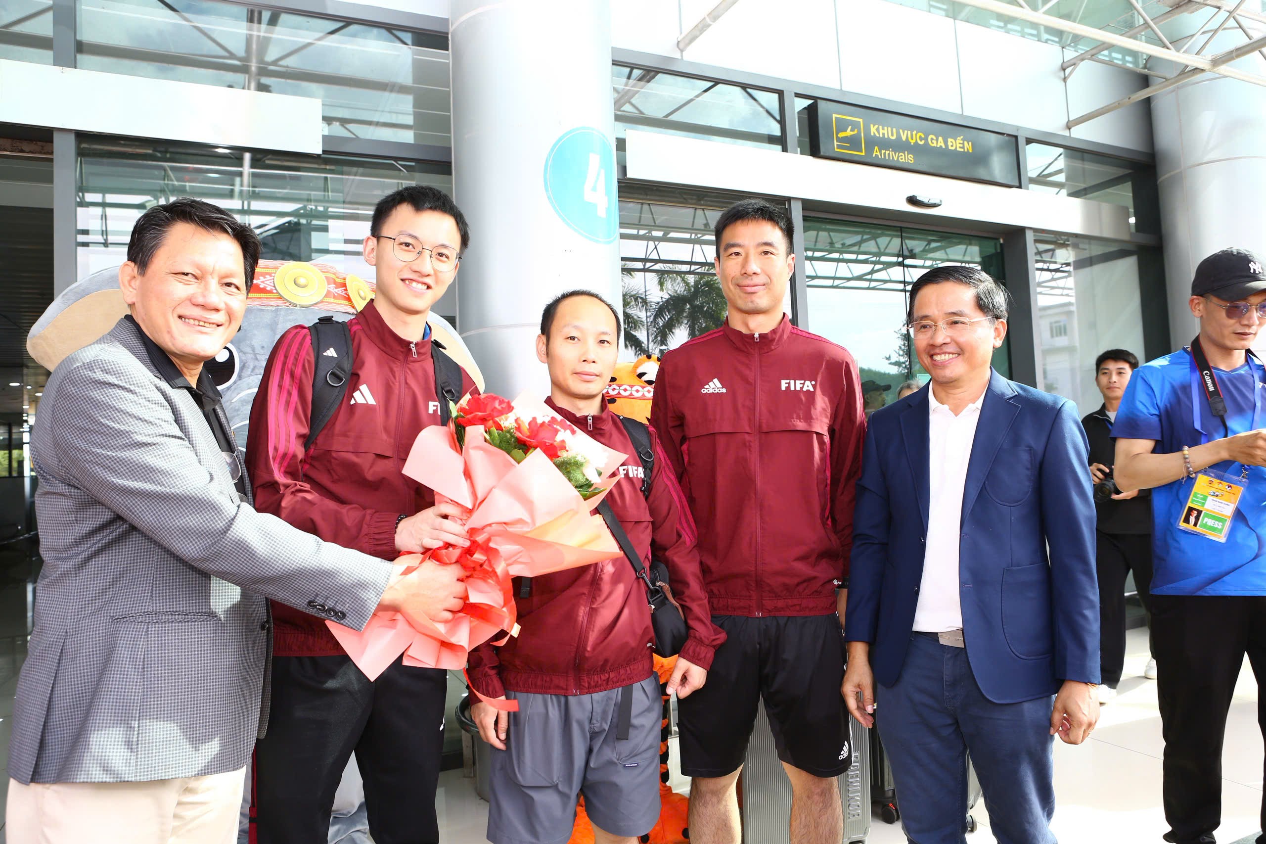 Ông Bùi Trung Hiếu - Phó Giám đốc Sở Văn hóa, Thể thao và Du lịch tỉnh Gia Lai (bên trái), chào đón các đoàn vận động viên