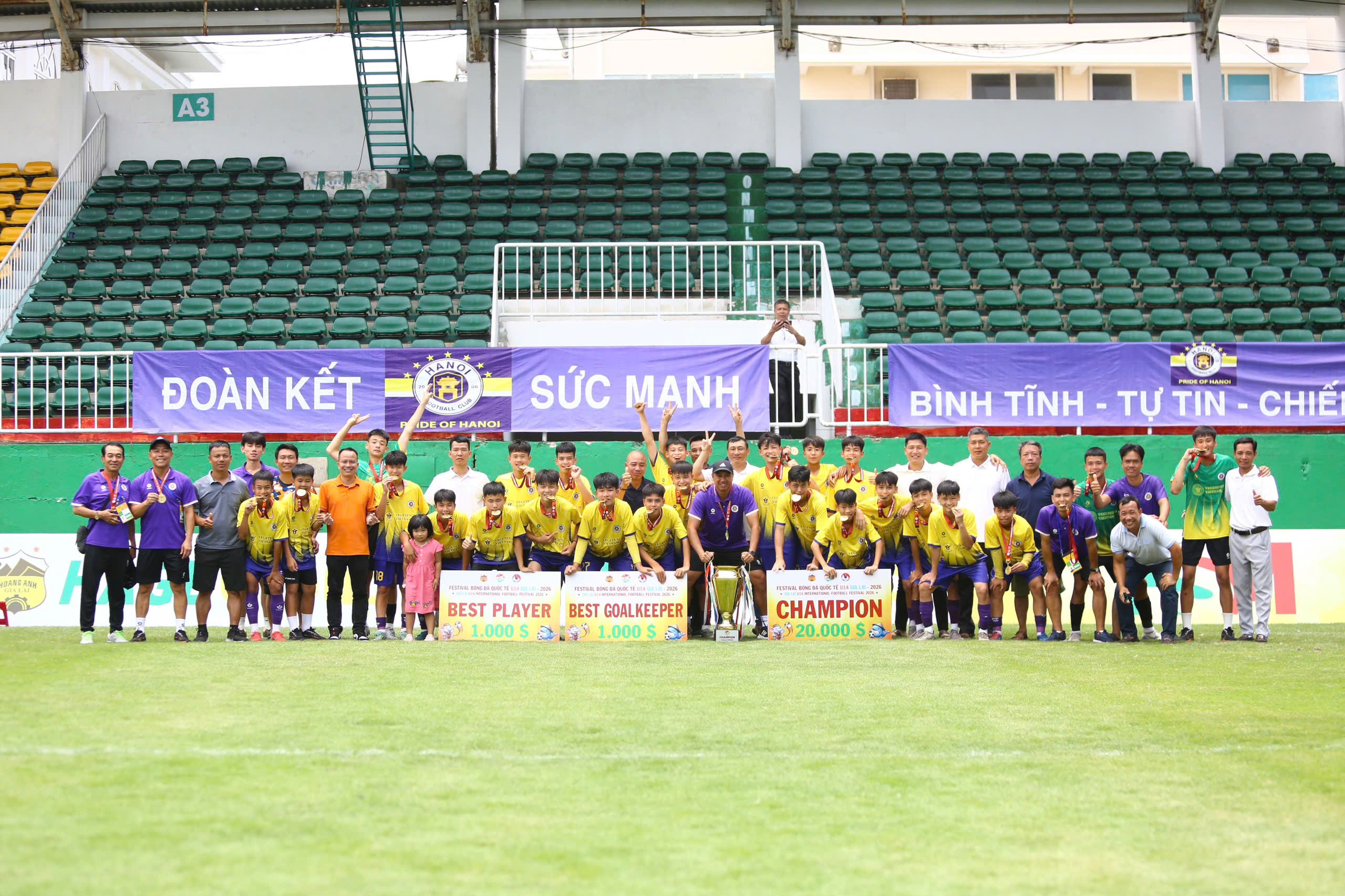 U14 Hà Nội nhận "mưa" giải thưởng 