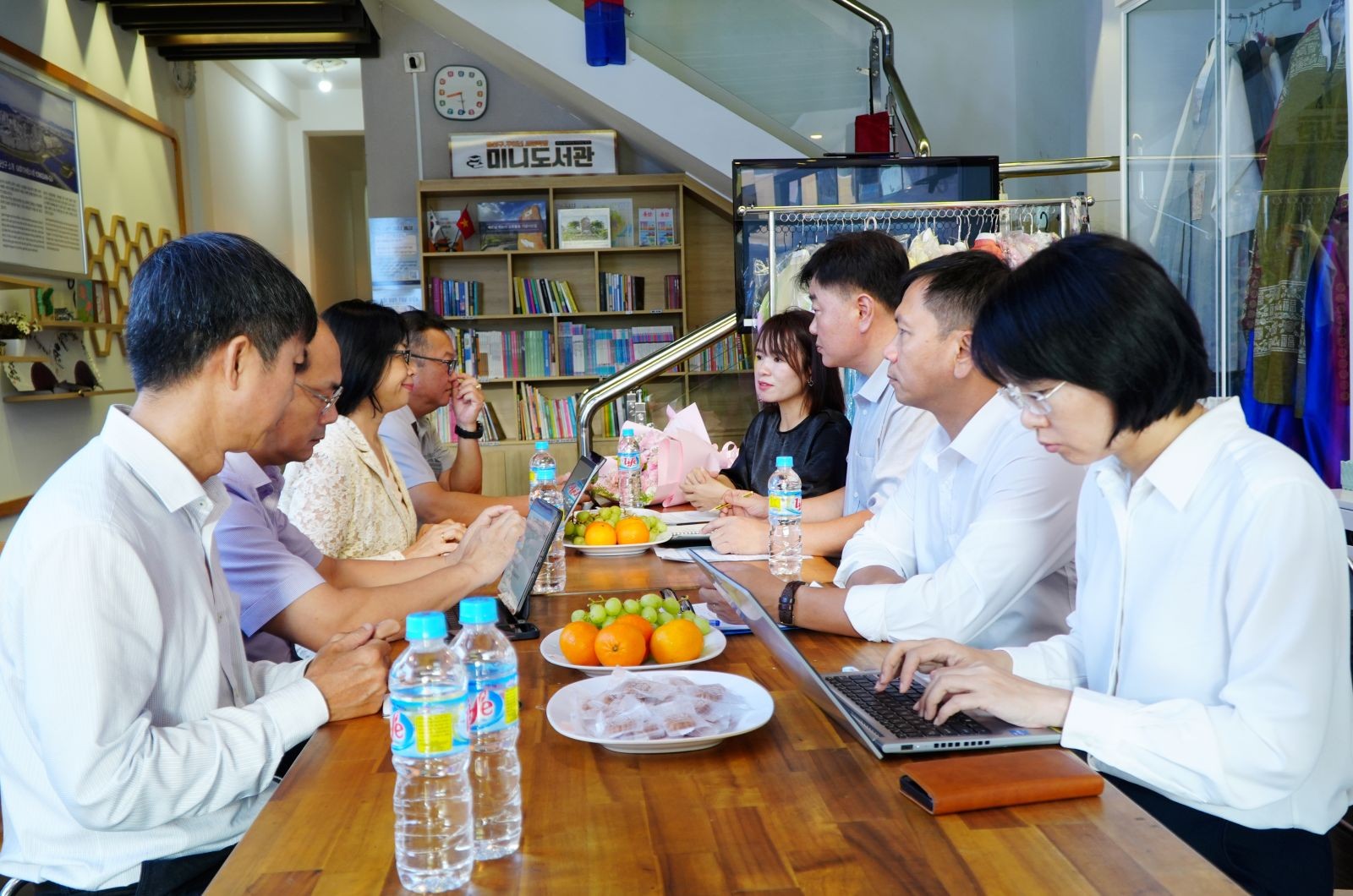 Quang cảnh buổi làm việc