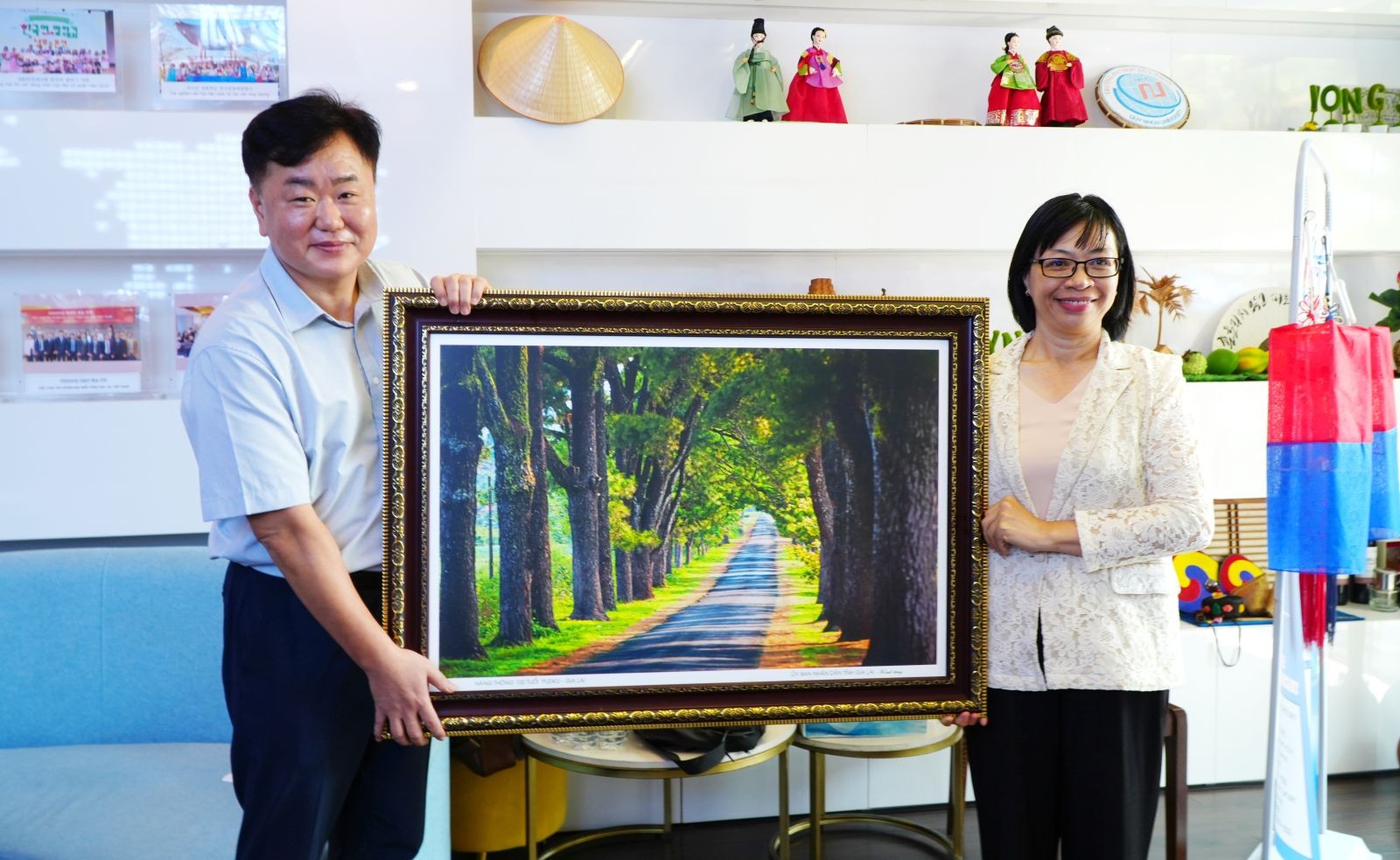 Phó Chủ tịch UBND tỉnh Nguyễn Thị Thanh Lịch (bên phải) trao quà cho Văn phòng Thường trực Quận Yongsan