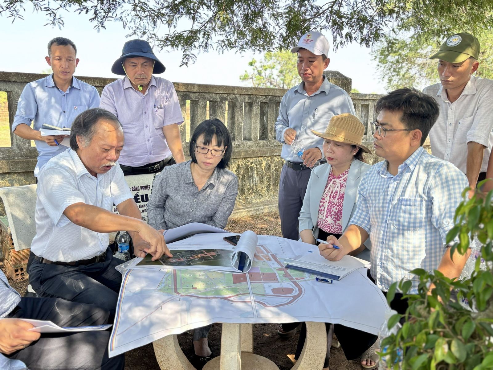 Phó Chủ tịch Nguyễn Thị Thanh Lịch nghe các đơn vị và chuyên gia báo cáo hiện trang di tích