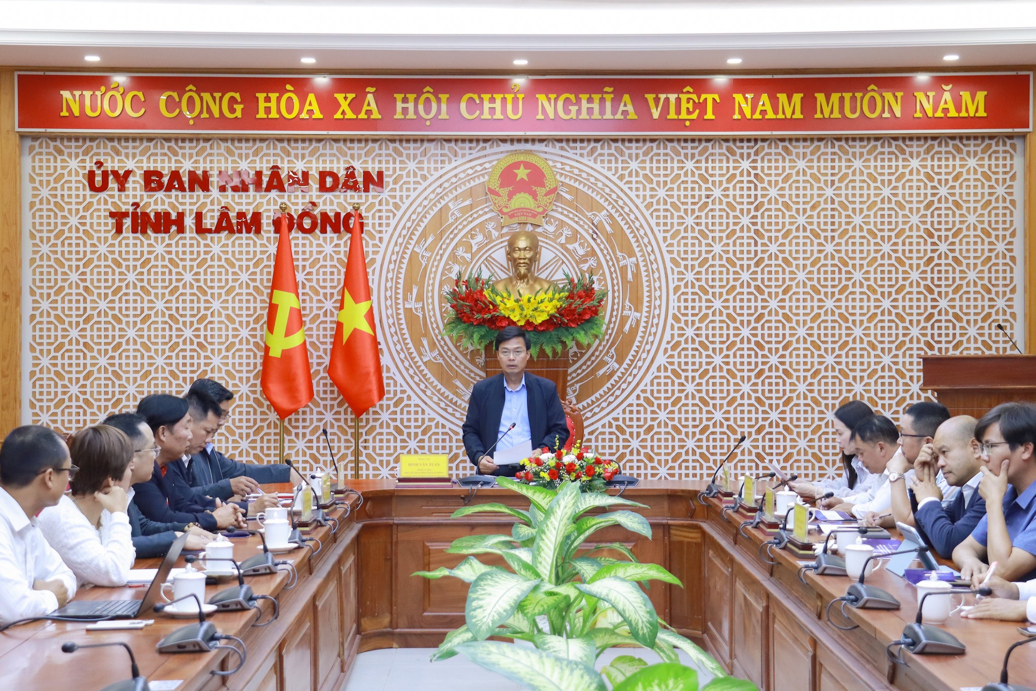 Phó Chủ tịch UBND tỉnh Lâm Đồng Đinh Văn Tuấn chủ trì cuộc họp