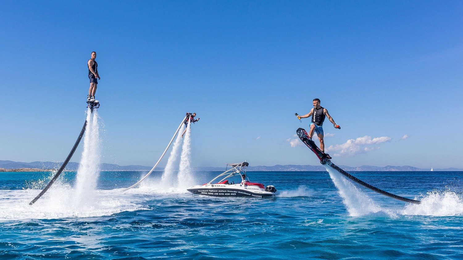 Flyboard hay còn được biết đến với tên gọi khác là Flyboarding. Trò chơi mạo hiểm này sử dụng một động cơ phản lực