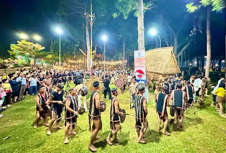 Đội chiêng làng Piơm (xã Đak Đoa) trình diễn tại Quảng trường Đại Đoàn Kết, thu hút đông đảo người dân và du khách tham gia, hòa mình vào vòng xoang. Ảnh: Báo Gia Lai