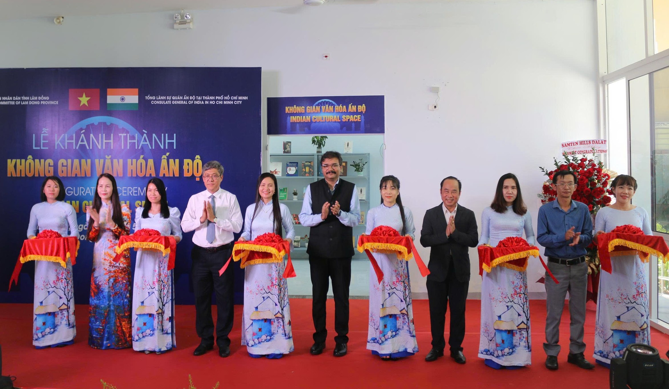 Các đại biểu thực hiện nghi thức cắt băng khánh thành Không gian Văn hóa Ấn Độ tại Lâm Đồng