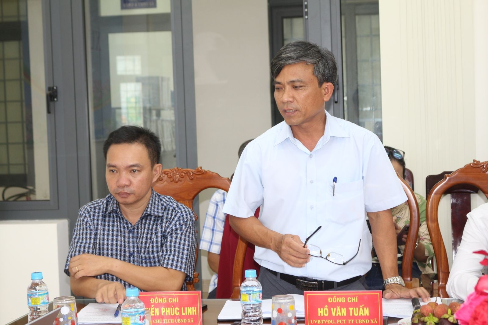 Lãnh đạo xã Xuân An báo cáo thông tin với đoàn công tác