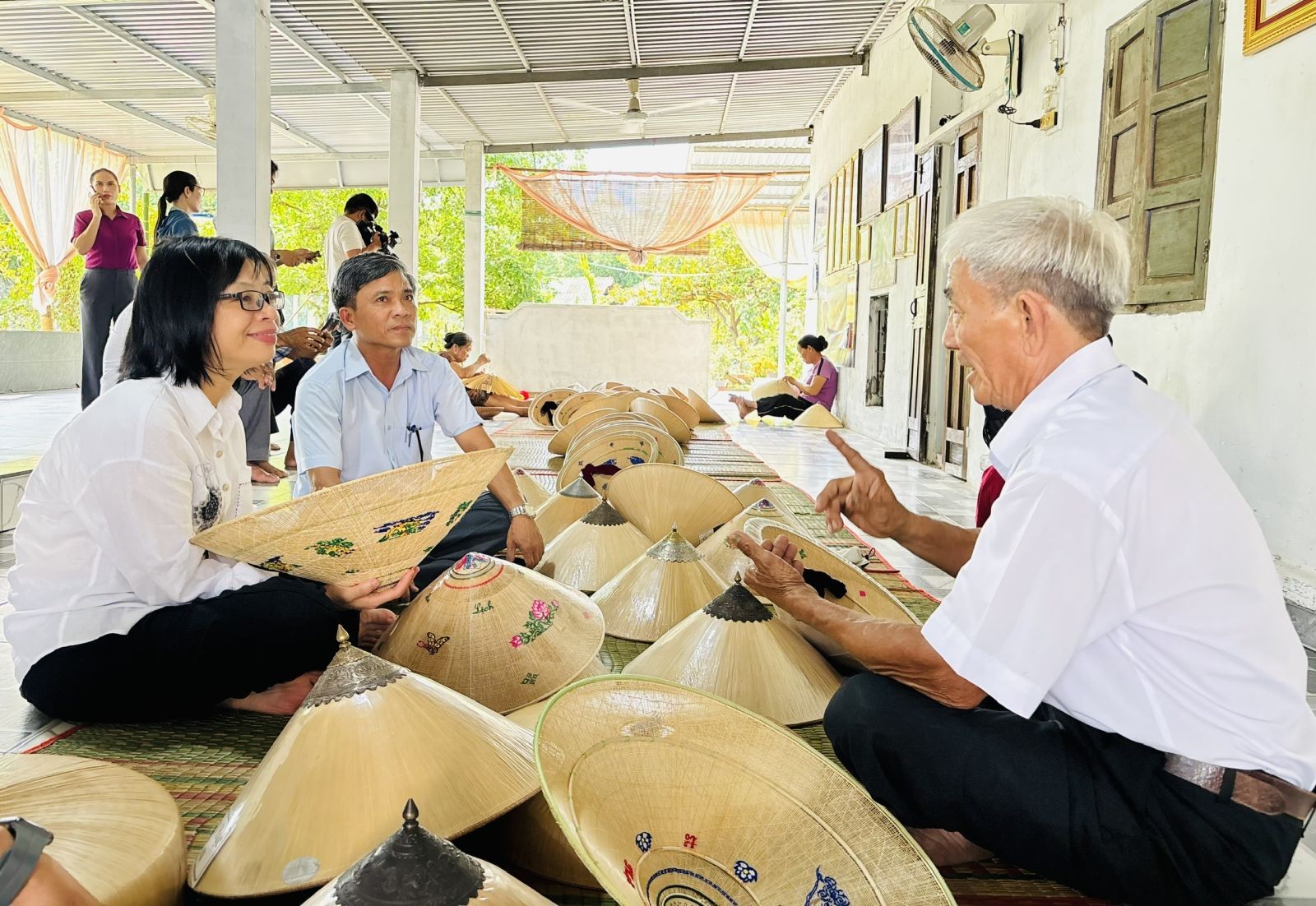Phó Chủ tịch Nguyễn Thị Thanh Lịch tham quan cơ sở sản xuất nón ngựa Phú Gia của nghệ nhân ưu tú Đỗ Văn Lan