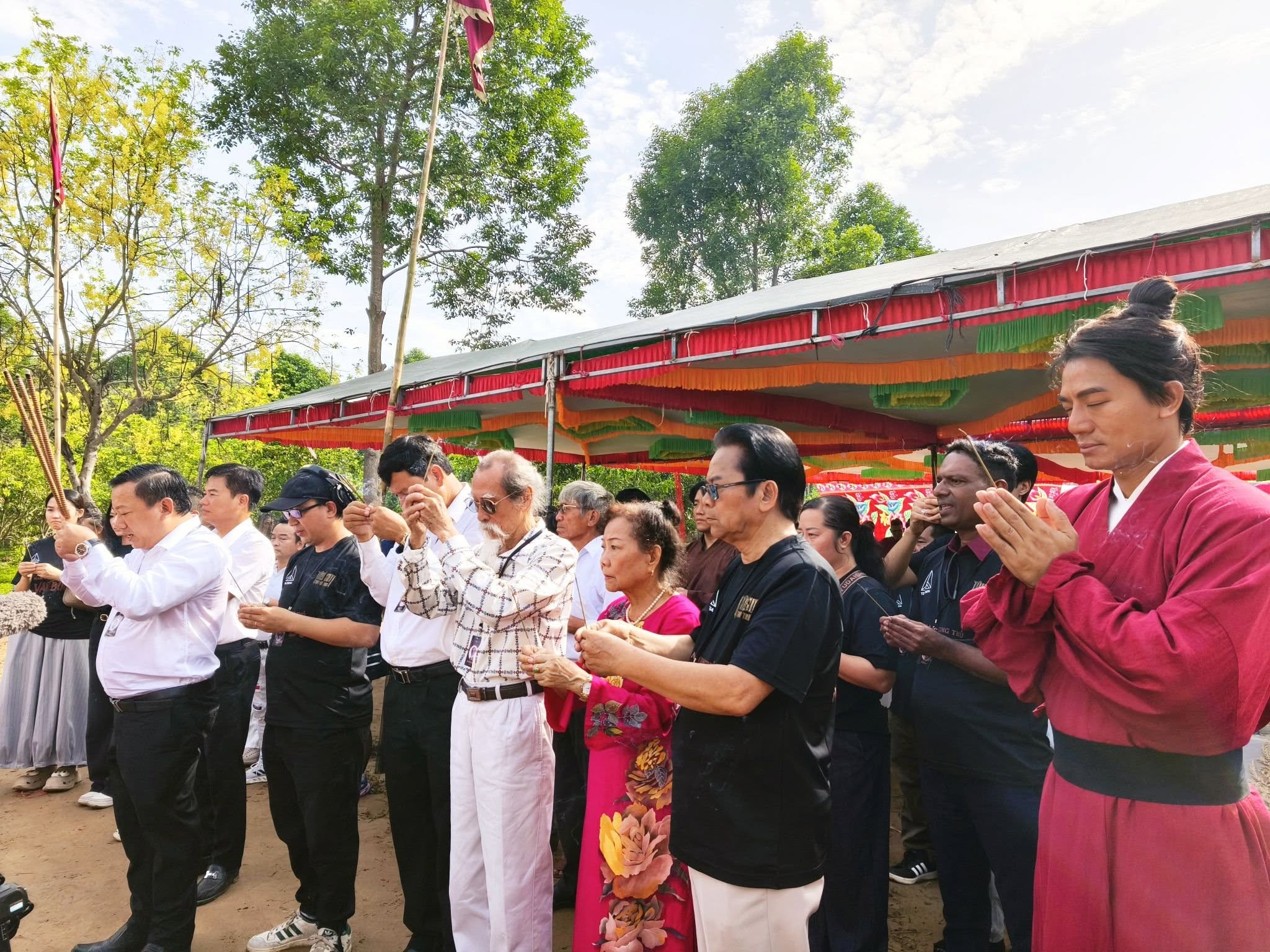 Ê-kíp sản xuất thực hiện nghi thức dâng hương bái tạ tiền nhân