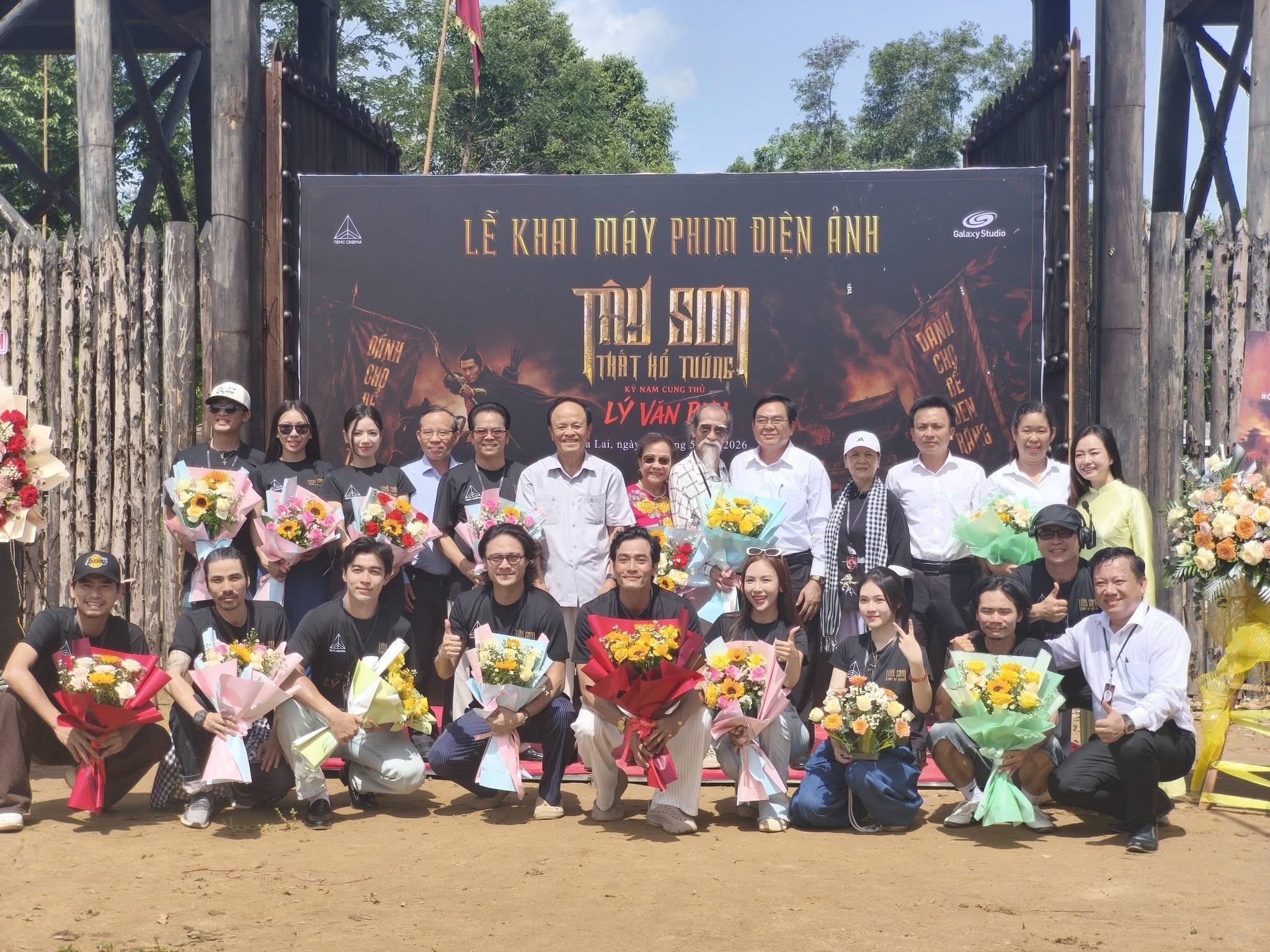 Các đại biểu chung vui cùng đoàn làm phim