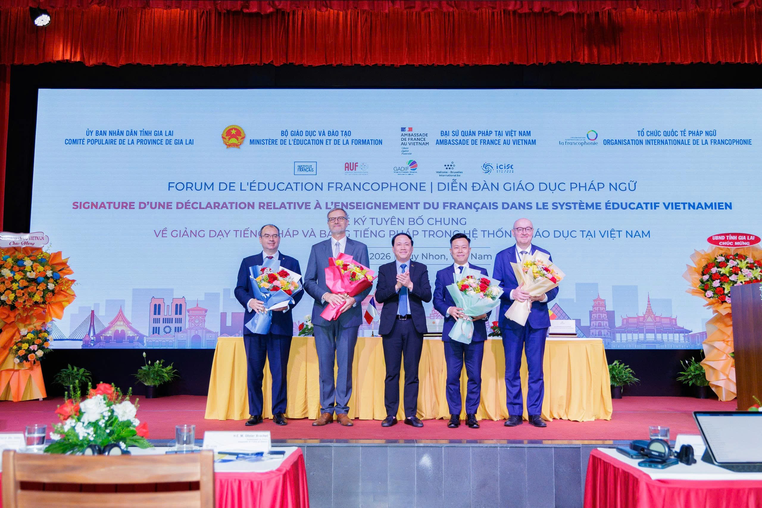 Ông Phạm Anh Tuấn - Chủ tịch UBND tỉnh Gia Lai, tặng hoa chúc mừng