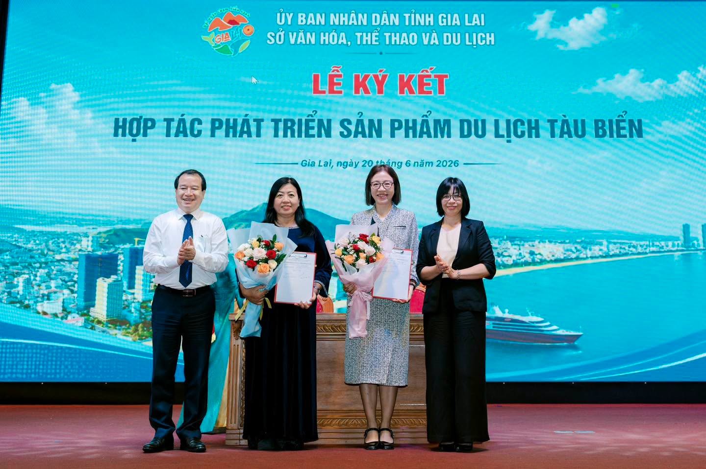 Ông Hà Văn Siêu - Phó Cục trưởng Cục Du lịch Quốc gia Việt Nam, bà Nguyễn Thị Thanh Lịch - Phó Chủ tịch UBND tỉnh Gia Lai chúc mừng sự hợp tác giữa các cơ quan, đơn vị trong phát triển sản phẩm du lịch tàu biển.