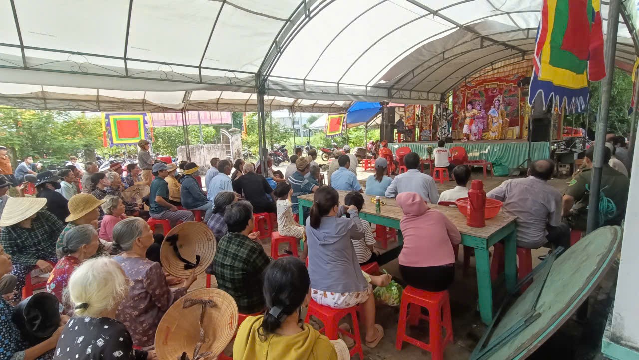 Người dân xem biểu diễn hát Tuồng tại Đình Ngọc Thạnh.