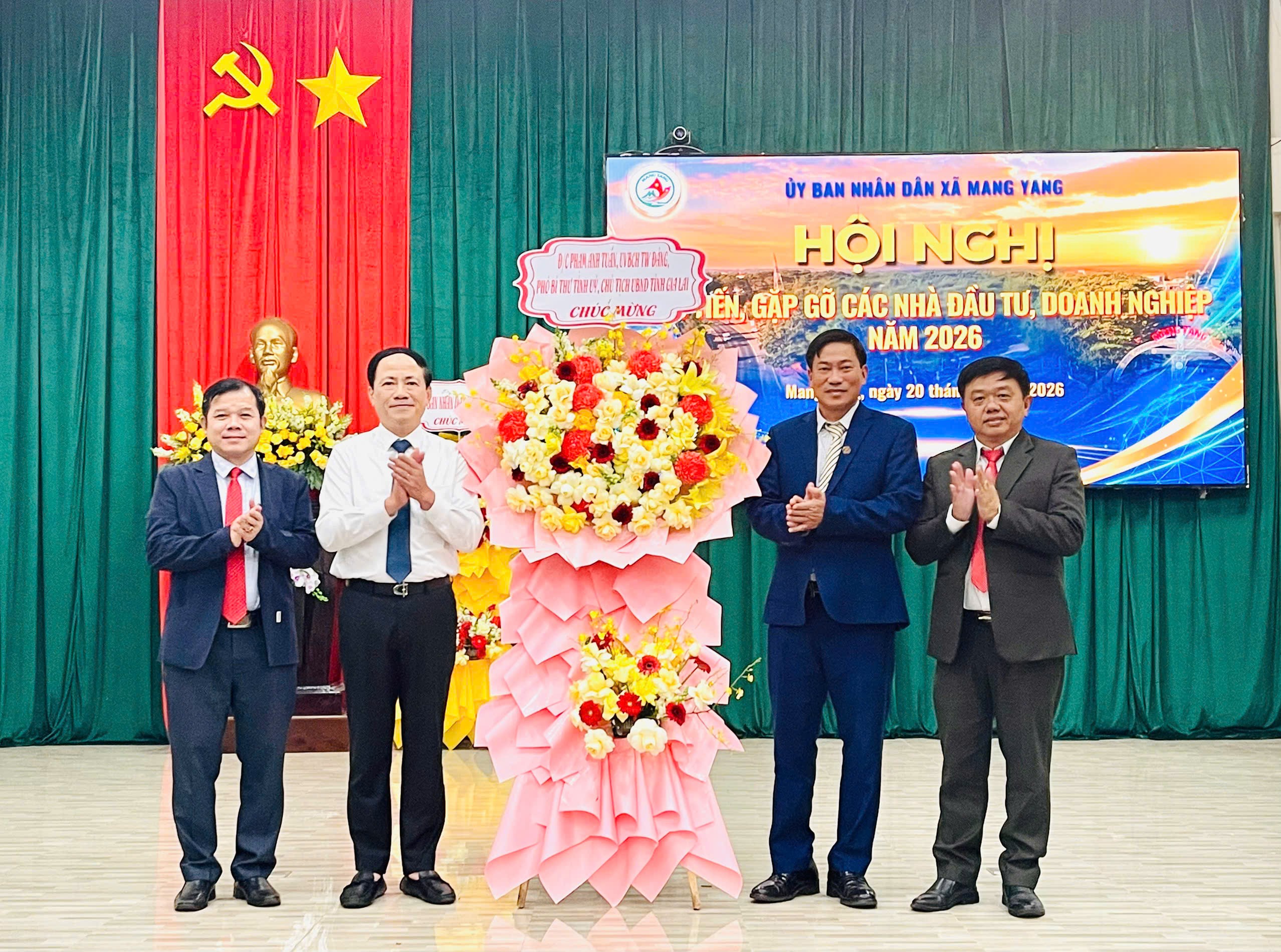 Chủ tịch UBND tỉnh Gia Lai Phạm Anh Tuấn (thứ 2 từ trái sang) tặng hoa chúc mừng Ngày truyền thống xã Mang Yang (20/10). 