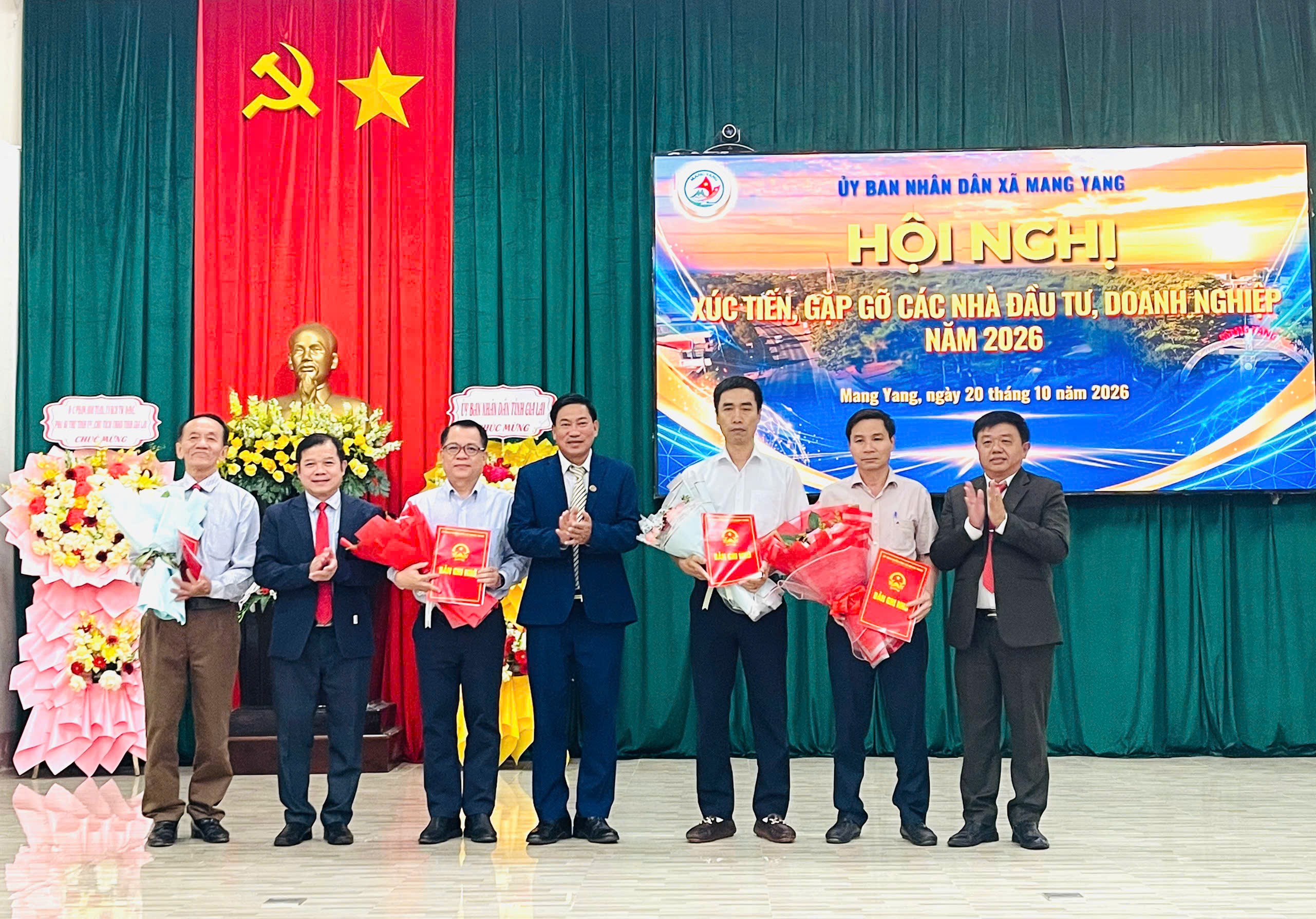 Lãnh đạo xã Mang Yang trao bản ghi nhớ cho các nhà đầu tư.