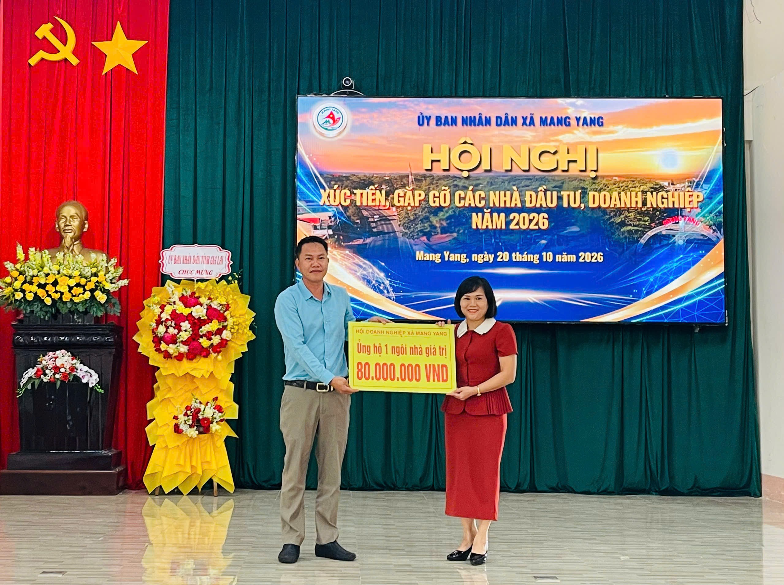 Đại diện Hội Doanh nghiệp xã Mang Yang trao kinh phí hỗ trợ xây dựng nhà cho người dân khó khăn.