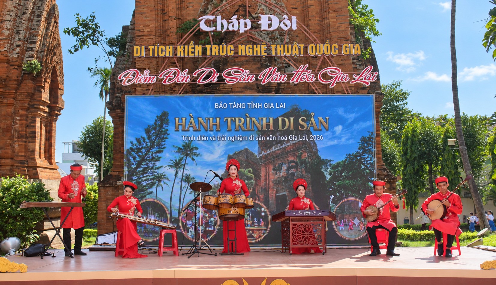 Nhóm nhạc dân tộc Hương Quê biểu diễn.