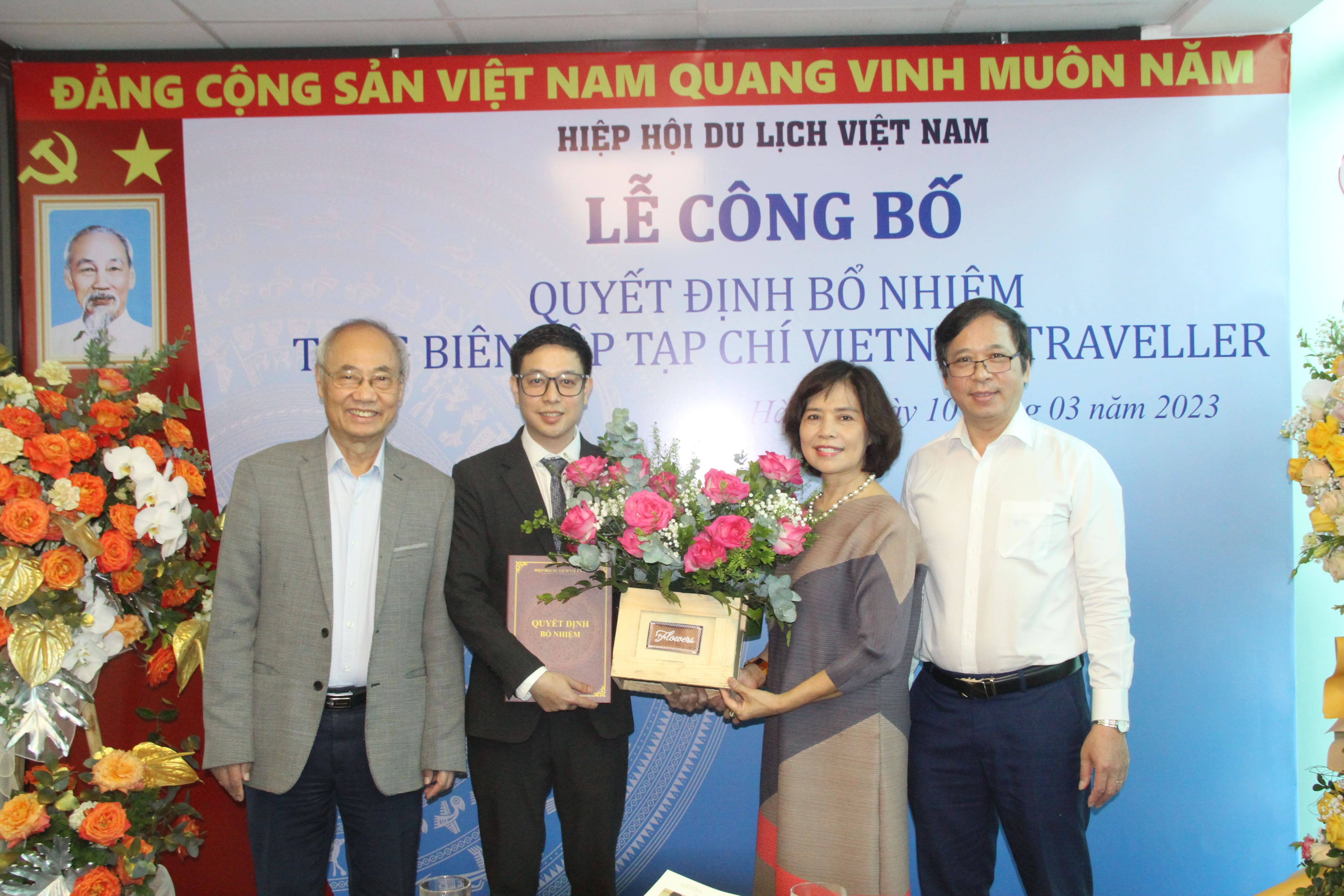 lanh-dao-hiep-hoi-du-lich-viet-nam-tang-hoa-chuc-mung-tan-tong-bien-tap-min-1678435845.JPG