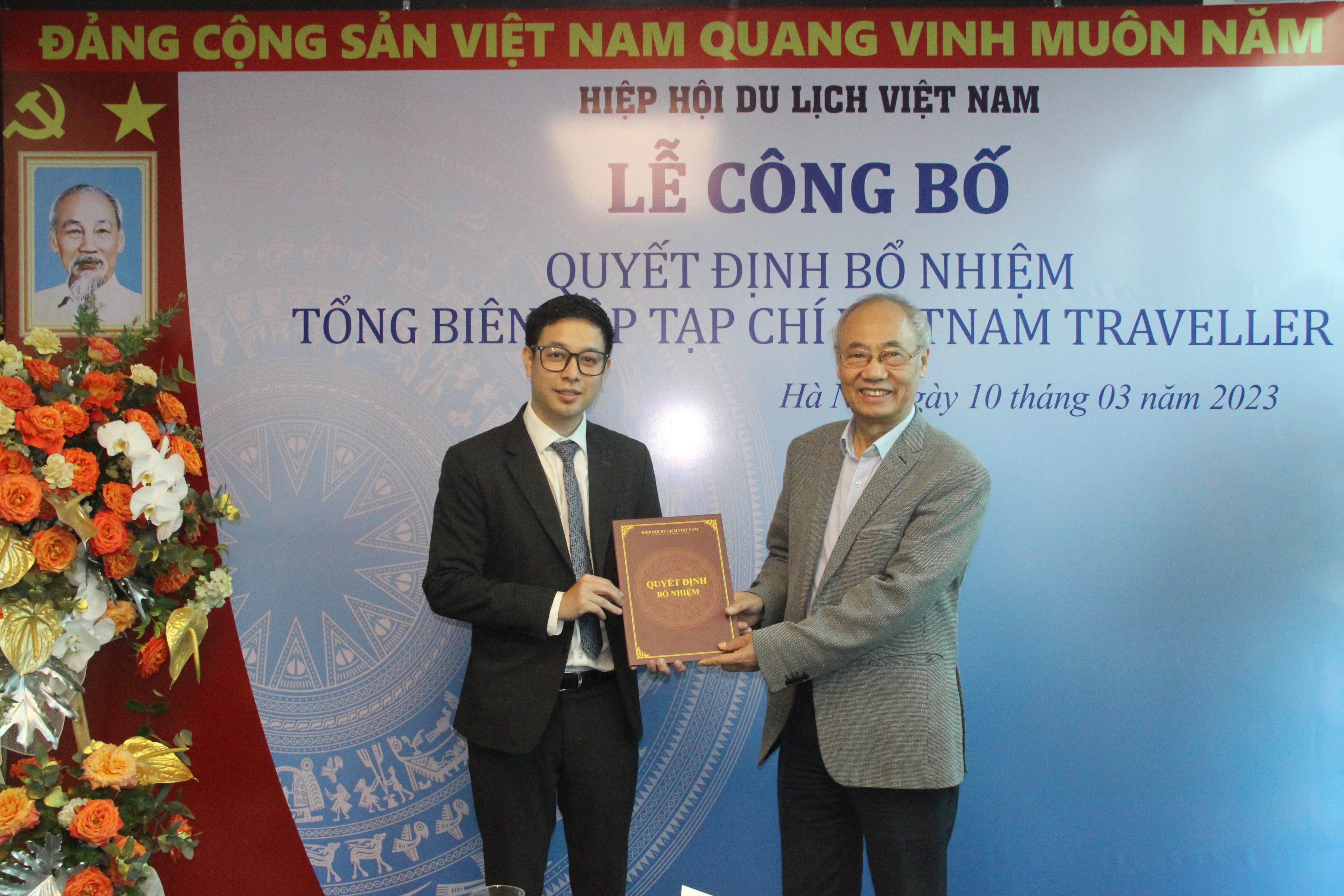 ong-vu-the-binh-chu-tich-hiep-hoi-du-lich-viet-nam-trao-quyet-dinh-cho-tan-tong-bien-tap-min-1678435845.JPG