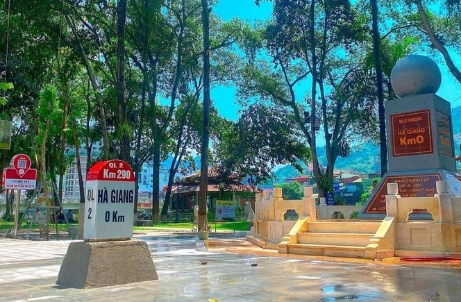 Cột mốc Km0 nổi tiếng ở Hà Giang được cắm lại