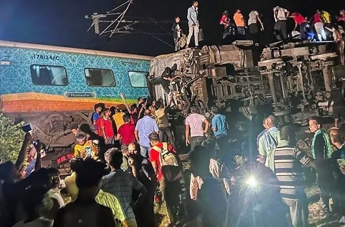 Thảm kịch tại Ấn Độ: Ba đoàn tàu va chạm trực diện, hơn 200 người tử vong