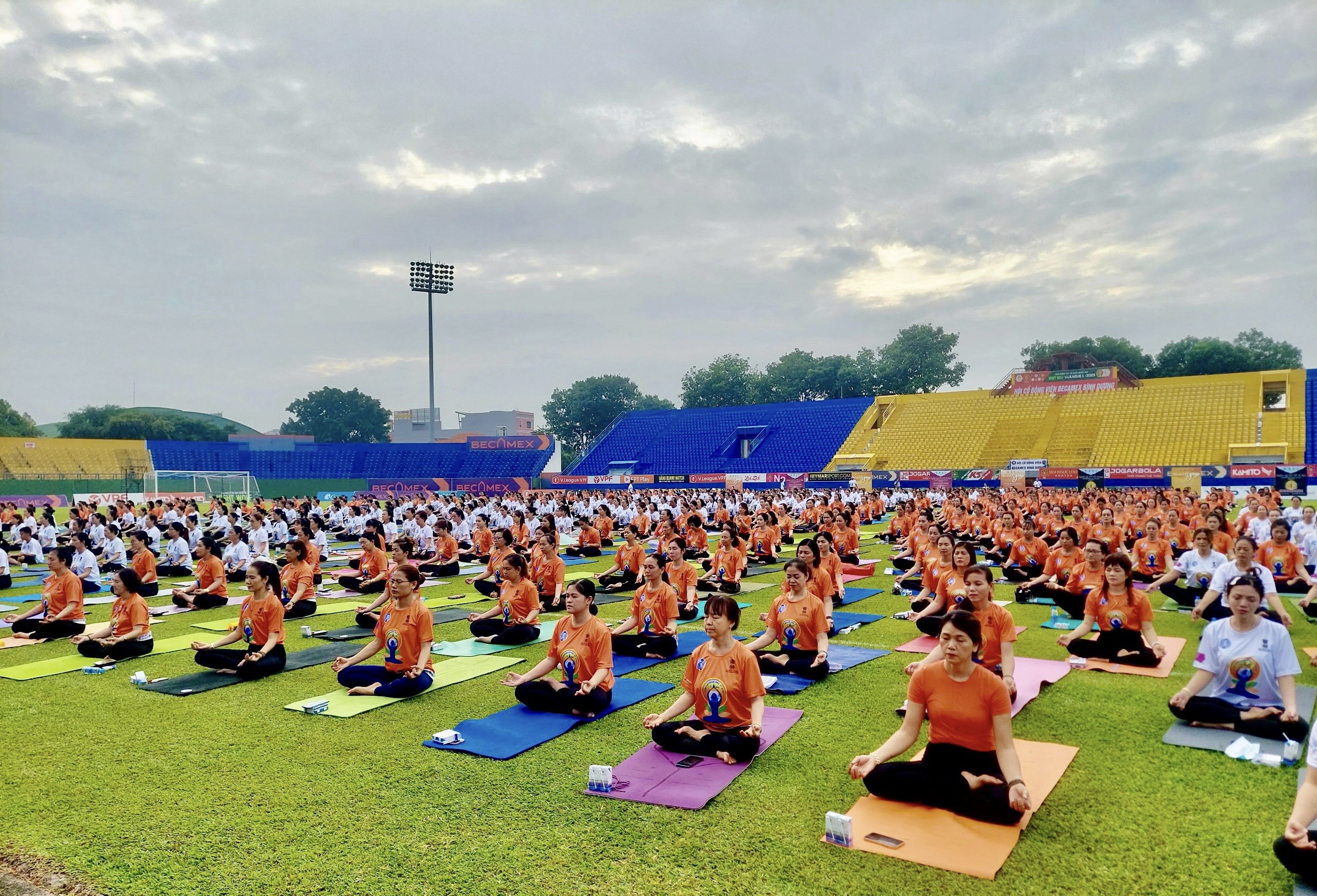 Hơn 1.000 người tham gia đồng diễn Ngày Quốc tế Yoga lần thứ 9 năm 2023 tại Bình Dương