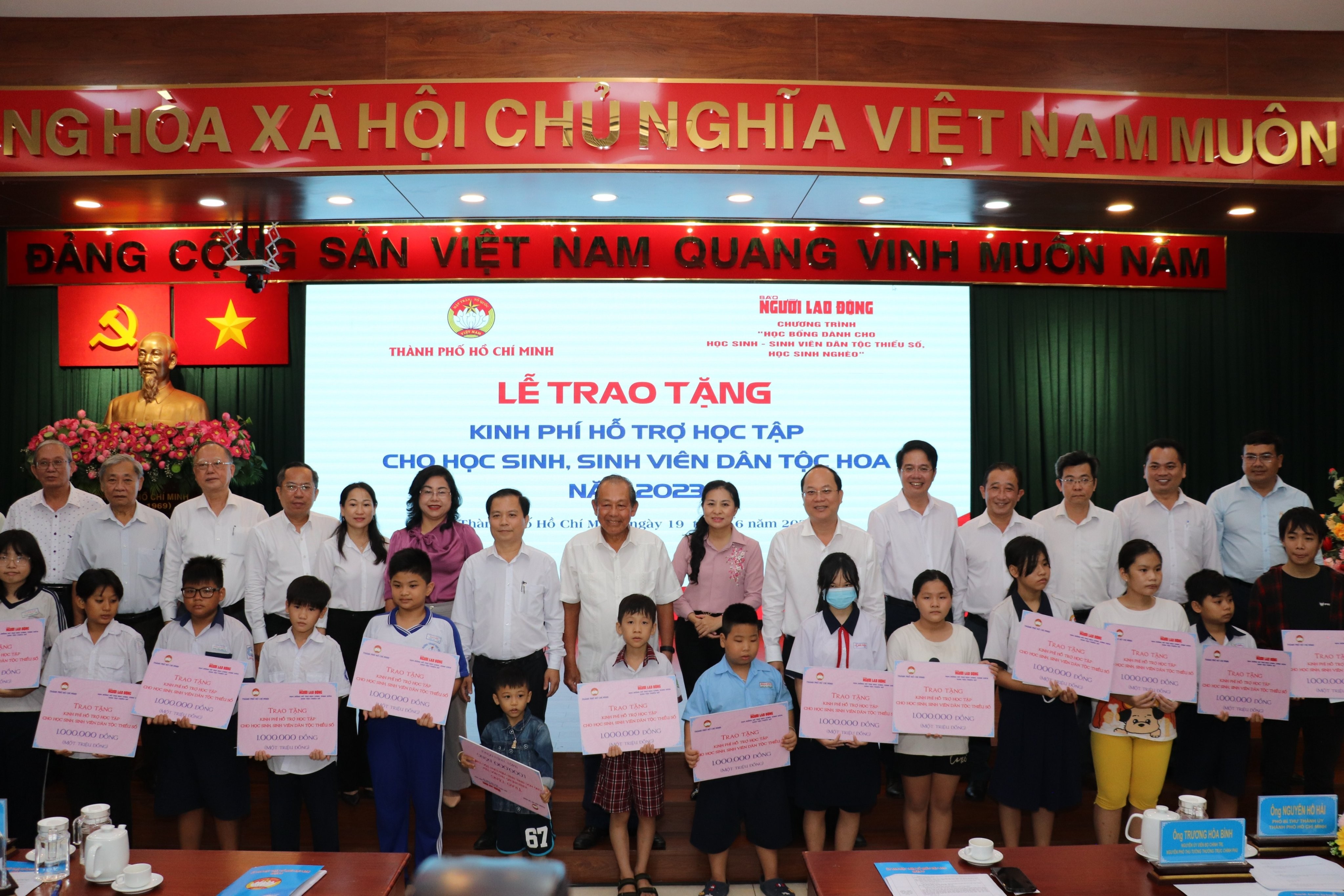 300 triệu đồng hỗ trợ học sinh, sinh viên dân tộc Hoa có hoàn cảnh khó khăn tại TPHCM