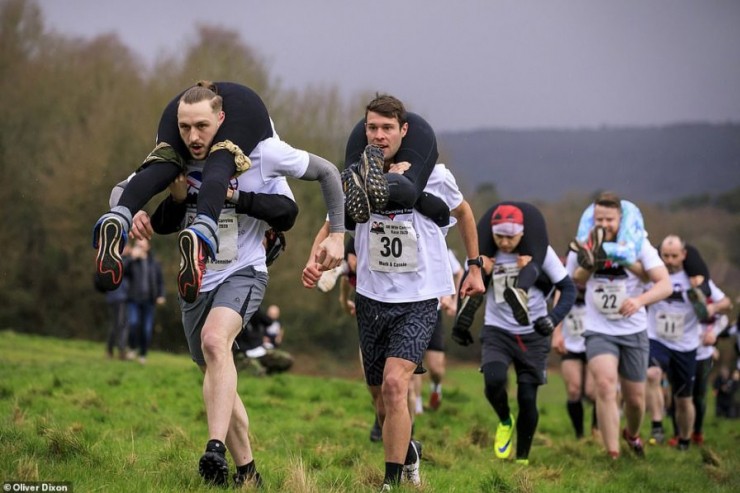 1679680535-1679448203-wife-carrying-competition-daily-mail-oliver-dixon-896x598-width896height598-1687833931.jpeg
