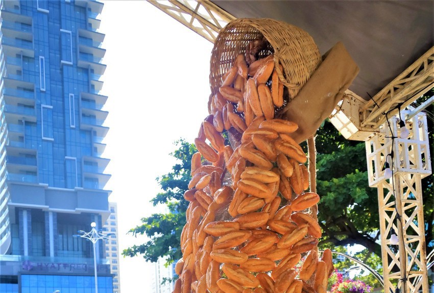 Mô hình thác bánh mì lớn nhất Việt Nam được trao bằng kỷ lục