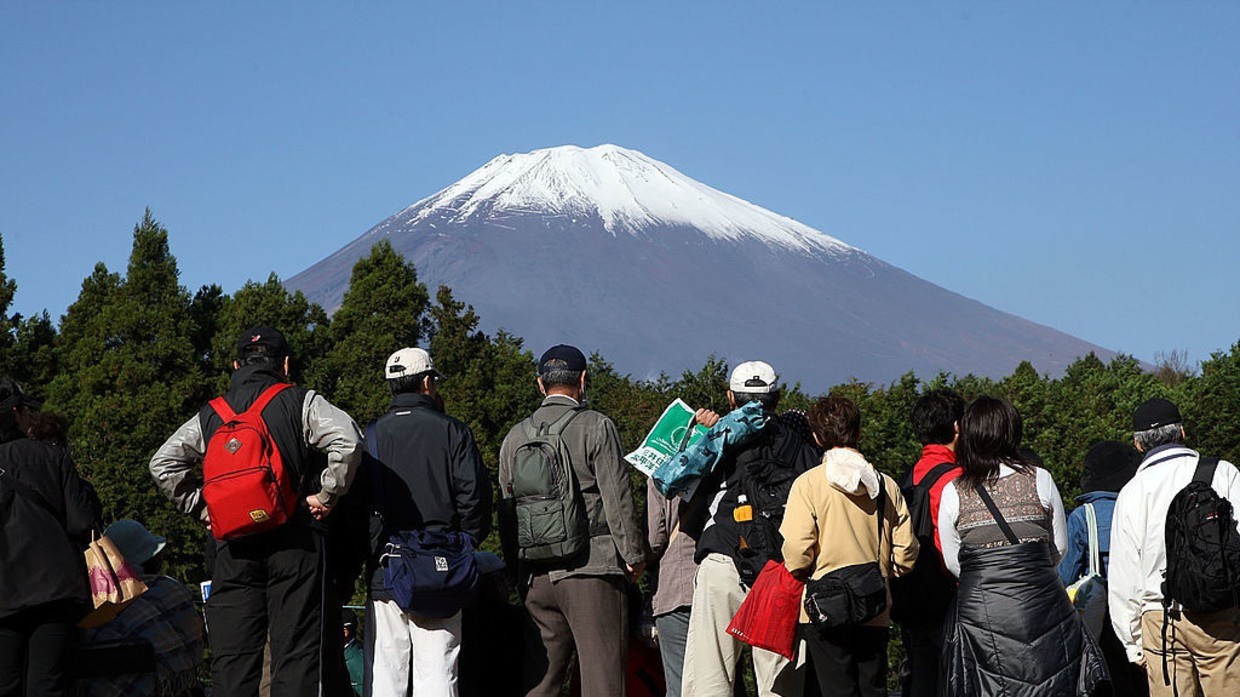 Nhật Bản: Núi Phú Sĩ "kêu cứu" khi phải đối mặt với tình trạng quá tải khách du lịch