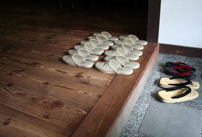 1280px-japanese-house-slippers-20171130074334-1694831735.jpg