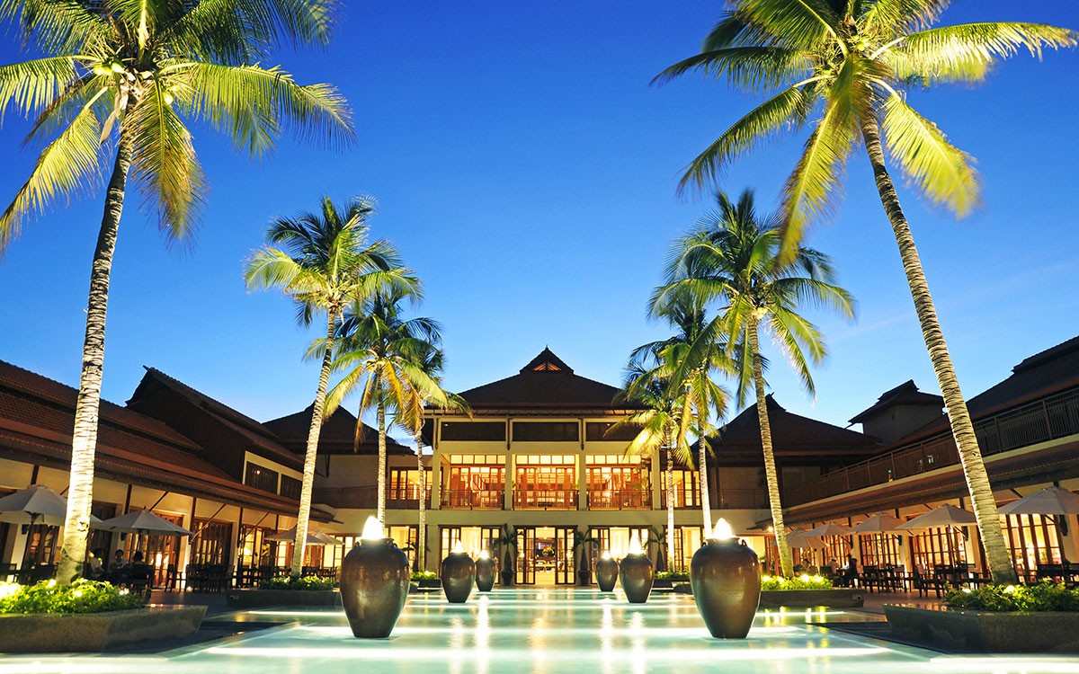 vietnam-danang-furama-resort-exterior-courtyard-night-1697179814.jpeg