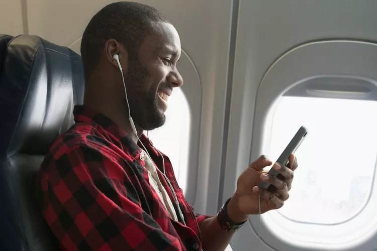 Điều gì sẽ xảy ra khi bạn không tắt điện thoại di động trên máy bay?