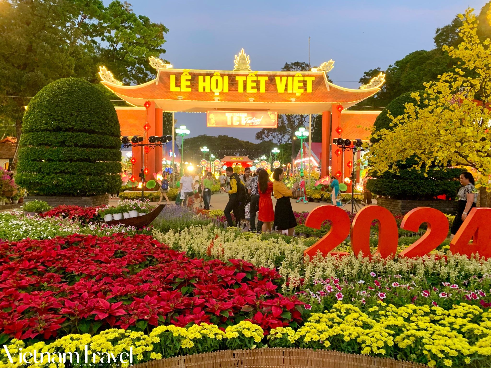 Người dân tấp nập đổ về "trẩy hội" tại Lễ hội Tết Việt 2024